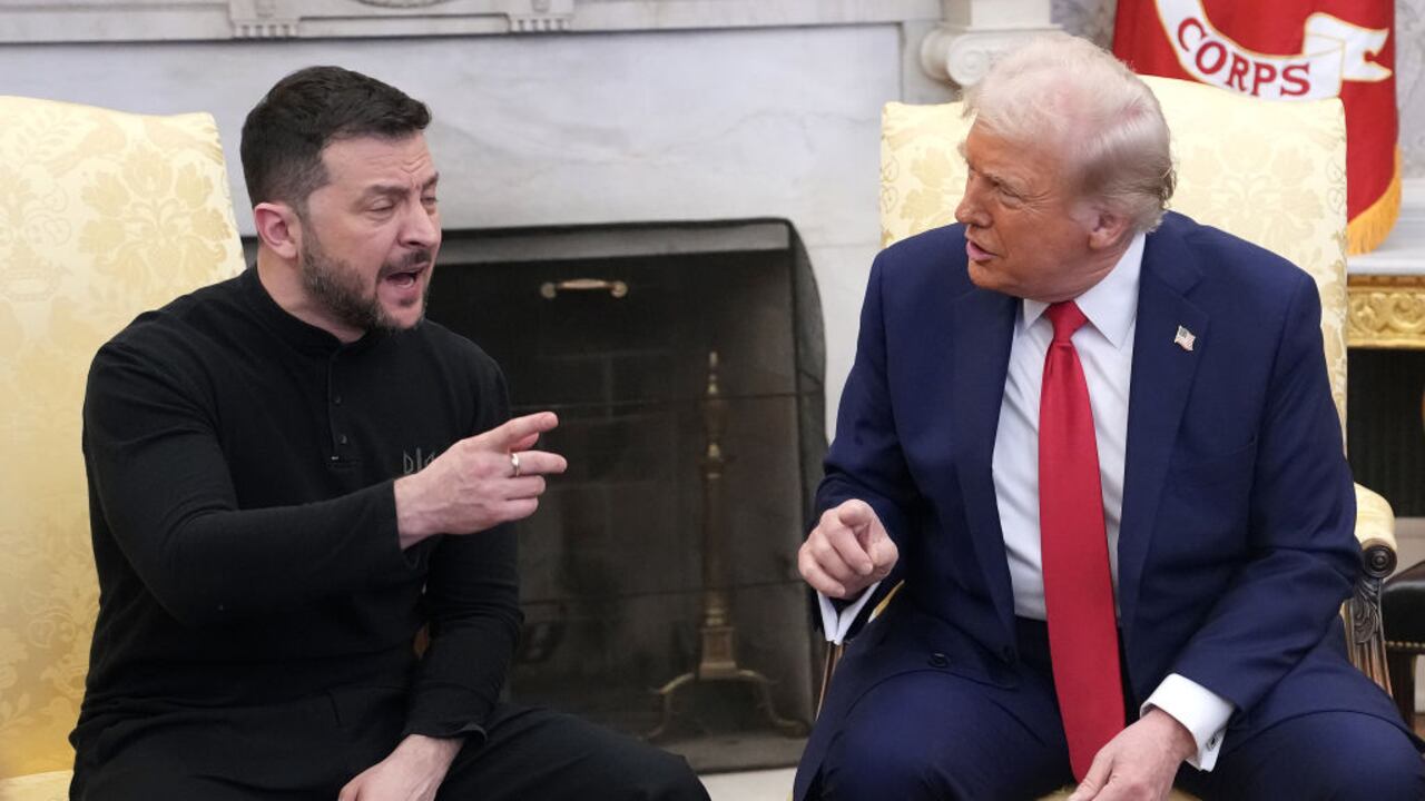 El presidente estadounidense Donald Trump y el presidente ucraniano Volodymyr Zelensky reunidos en la Oficina Oval de la Casa Blanca el 28 de febrero de 2025 en Washington, DC. Foto de Andrew Harnik/Getty Images