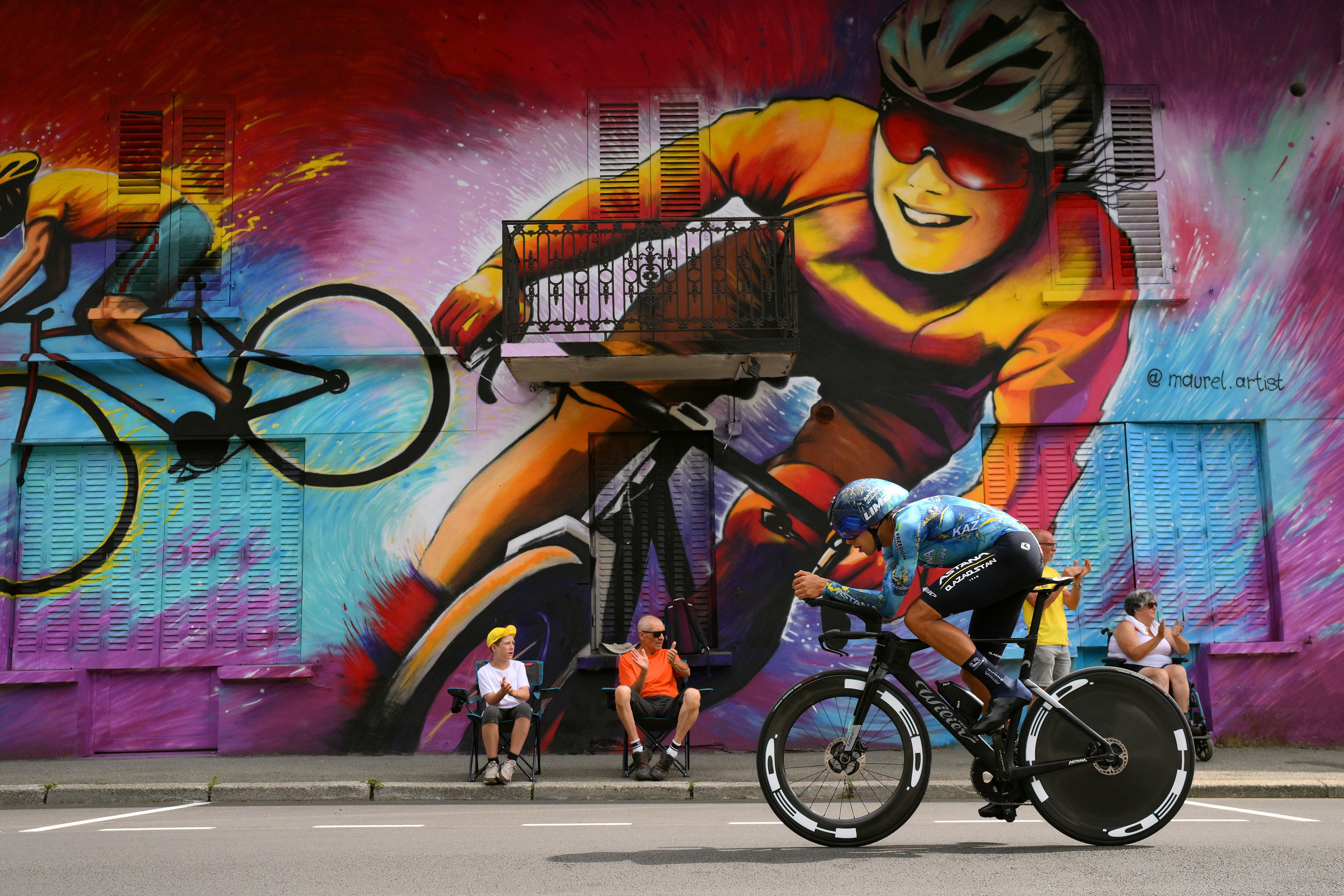 COMBLOUX, FRANCIA - 18 DE JULIO: Harold Tejada de Colombia y Astana Qazaqstan Team corren durante la etapa dieciséis del 110º Tour de Francia 2023, una etapa de contrarreloj de escalada individual de 22,4 km desde Passy a Combloux 974 m / #UCIWT / el 18 de julio de 2023 en Combloux, Francia. (Foto de David Ramos/Getty Images)