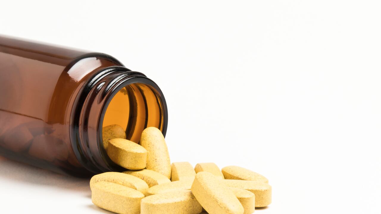 La vitamina B12 se encuentra naturalmente en alimentos de origen animal.