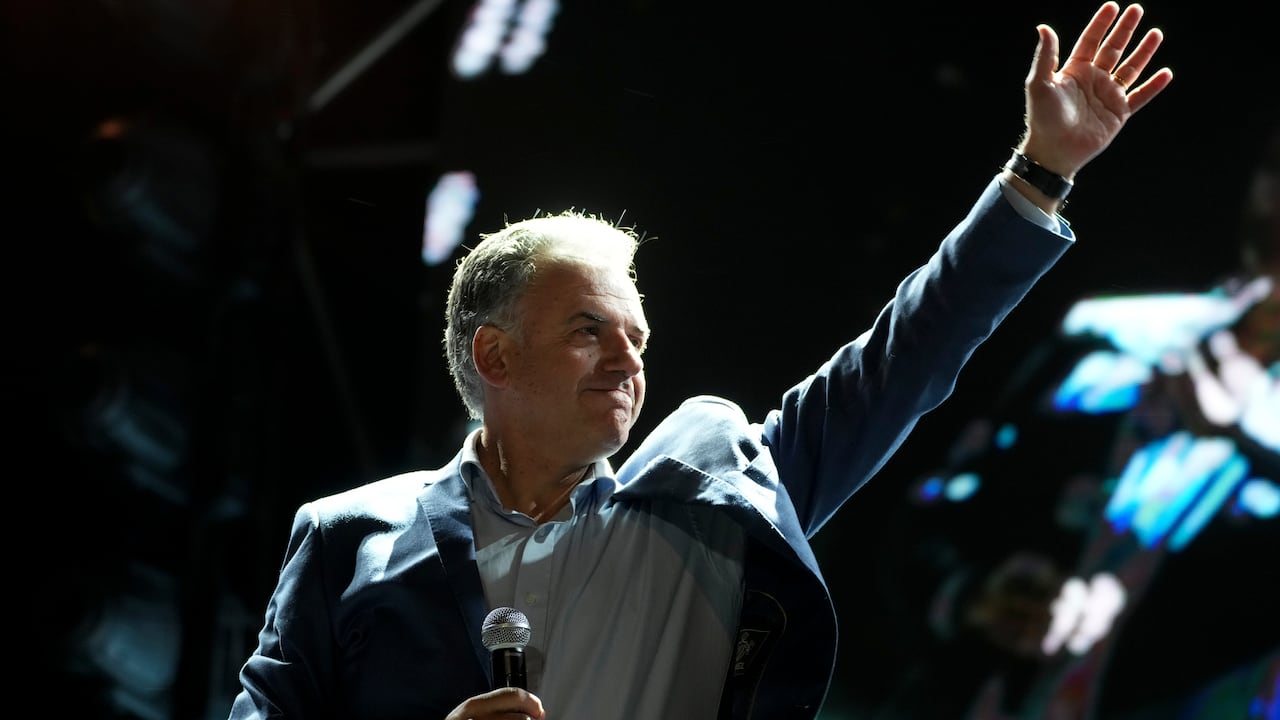 El candidato presidencial del Frente Amplio, Yamandú Orsi, saluda a sus seguidores durante un mitin cinco días antes de las elecciones en Montevideo, Uruguay, el martes 22 de octubre de 2024. (Foto AP/Matilde Campodonico)