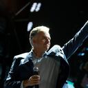 El candidato presidencial del Frente Amplio, Yamandú Orsi, saluda a sus seguidores durante un mitin cinco días antes de las elecciones en Montevideo, Uruguay, el martes 22 de octubre de 2024. (Foto AP/Matilde Campodonico)