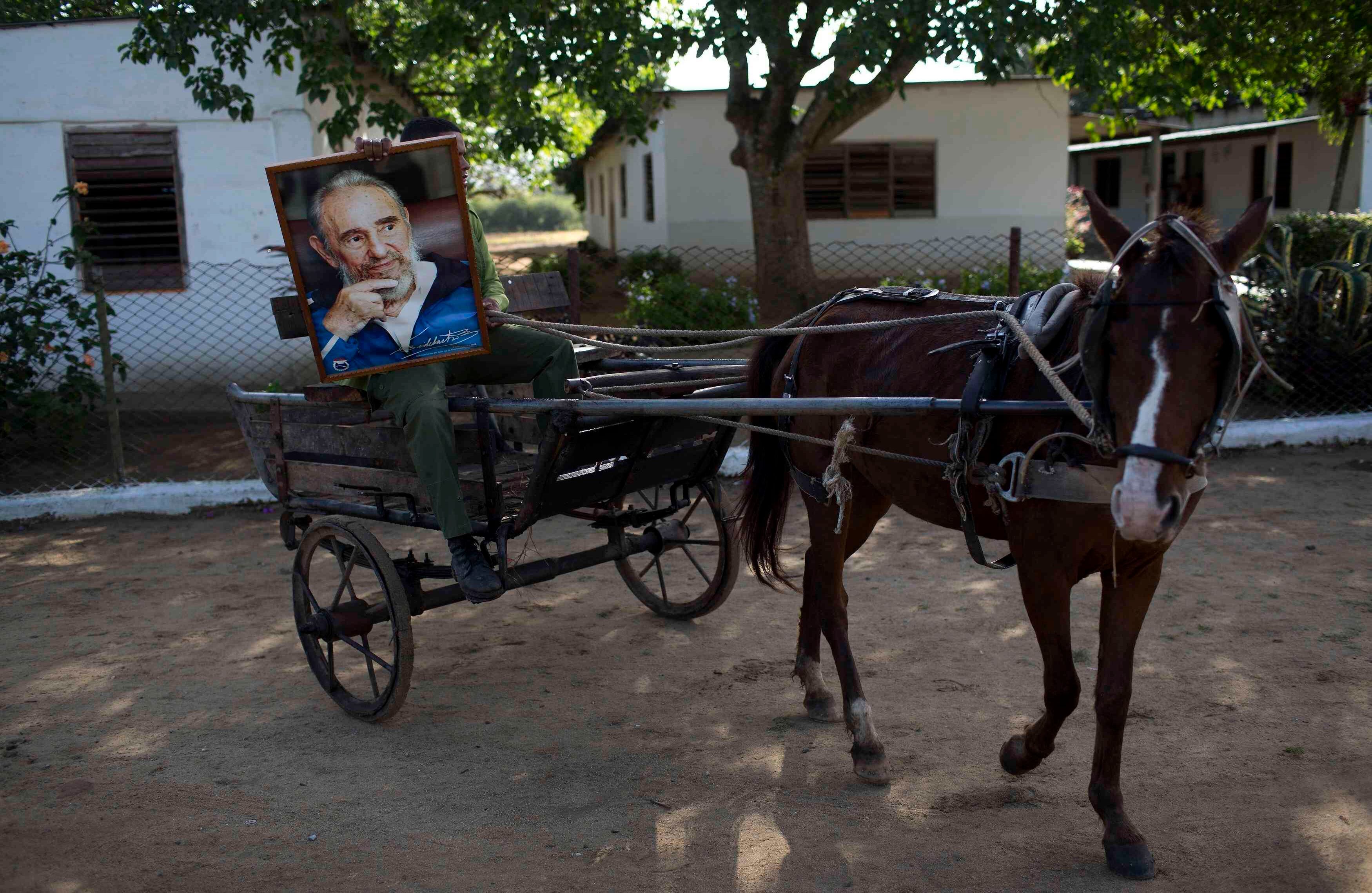 Michael Mendoza trasporta el retrato de Fidel Castro en un caballo en la provincia de Camagüey, Cuba. Las fuerzas rebeldes ganaron el poder en 1959. (AP Photo/Rodrigo Abd)
