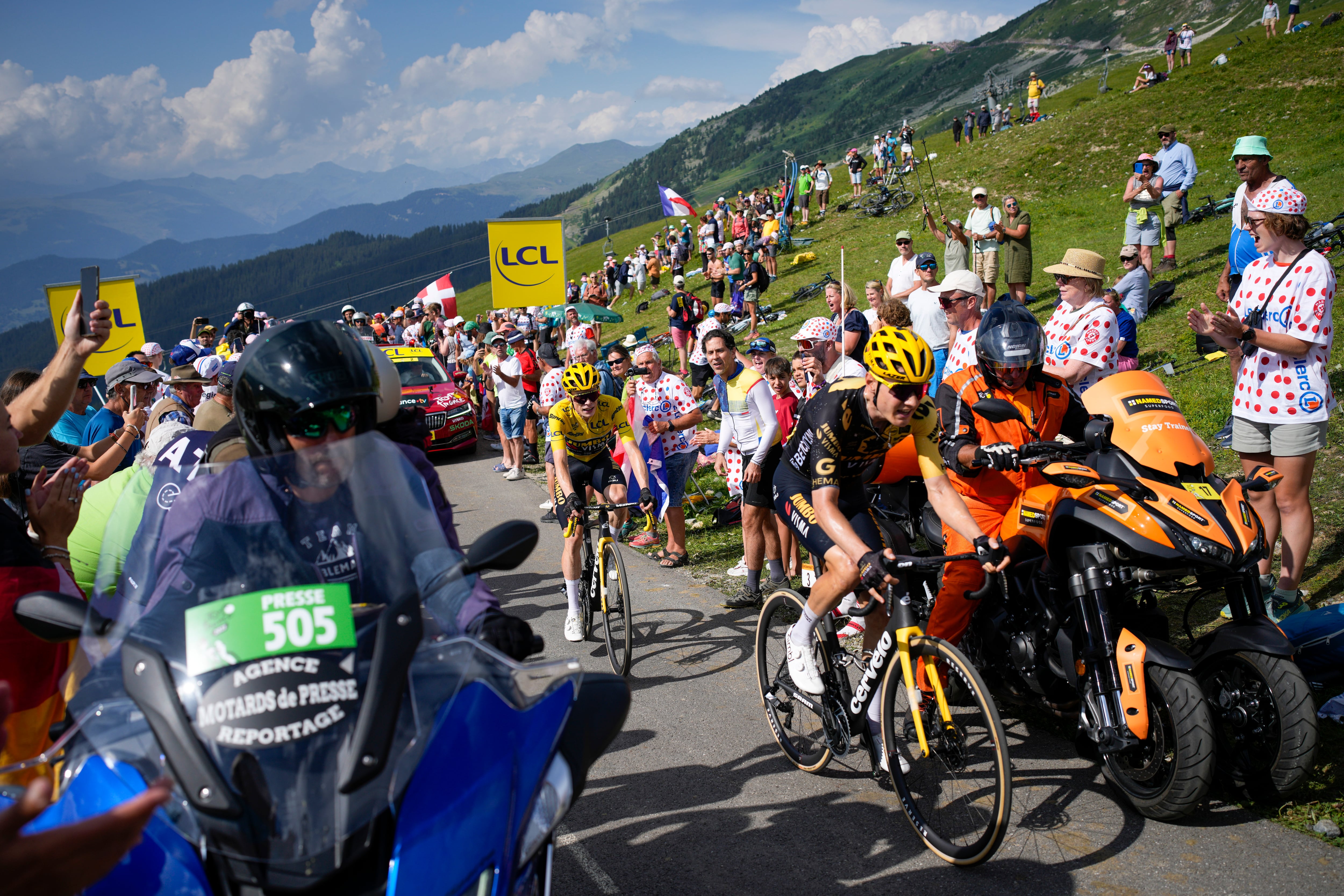 Jonas Vingegaard con su compañero Wilco Kelderman.