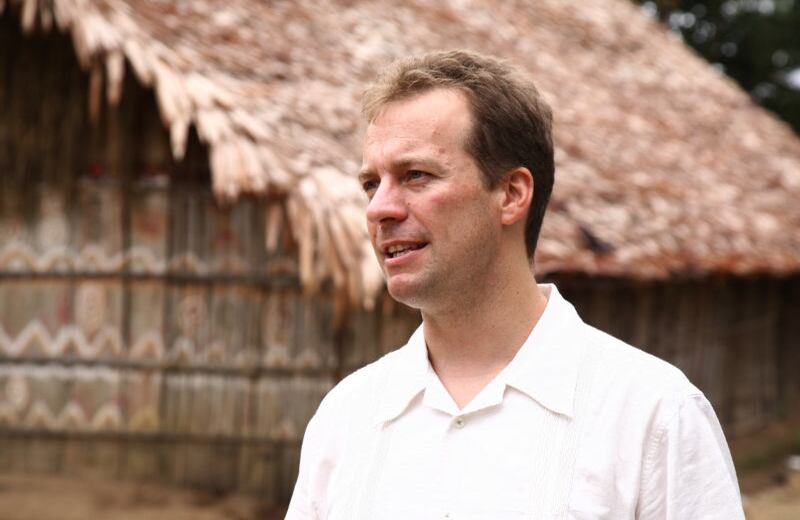 Andy Rendle, el vicepresidente de operaciones de Cosigo, dice que le parece un poco “insólito” por la posible exploración de una “pulguita” de territorio con la que podría financiarse todo el parque. Sostiene que la tecnología de punta de las mineras canadienses garantiza el mínimo impacto ambiental y que el sitio sagrado de los indígenas se encuentra a varios kilómetros de la exploración. 