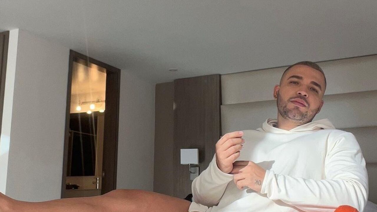 El cantante colombiano, Jessi Uribe, encantó a sus fanáticas con sus piernas