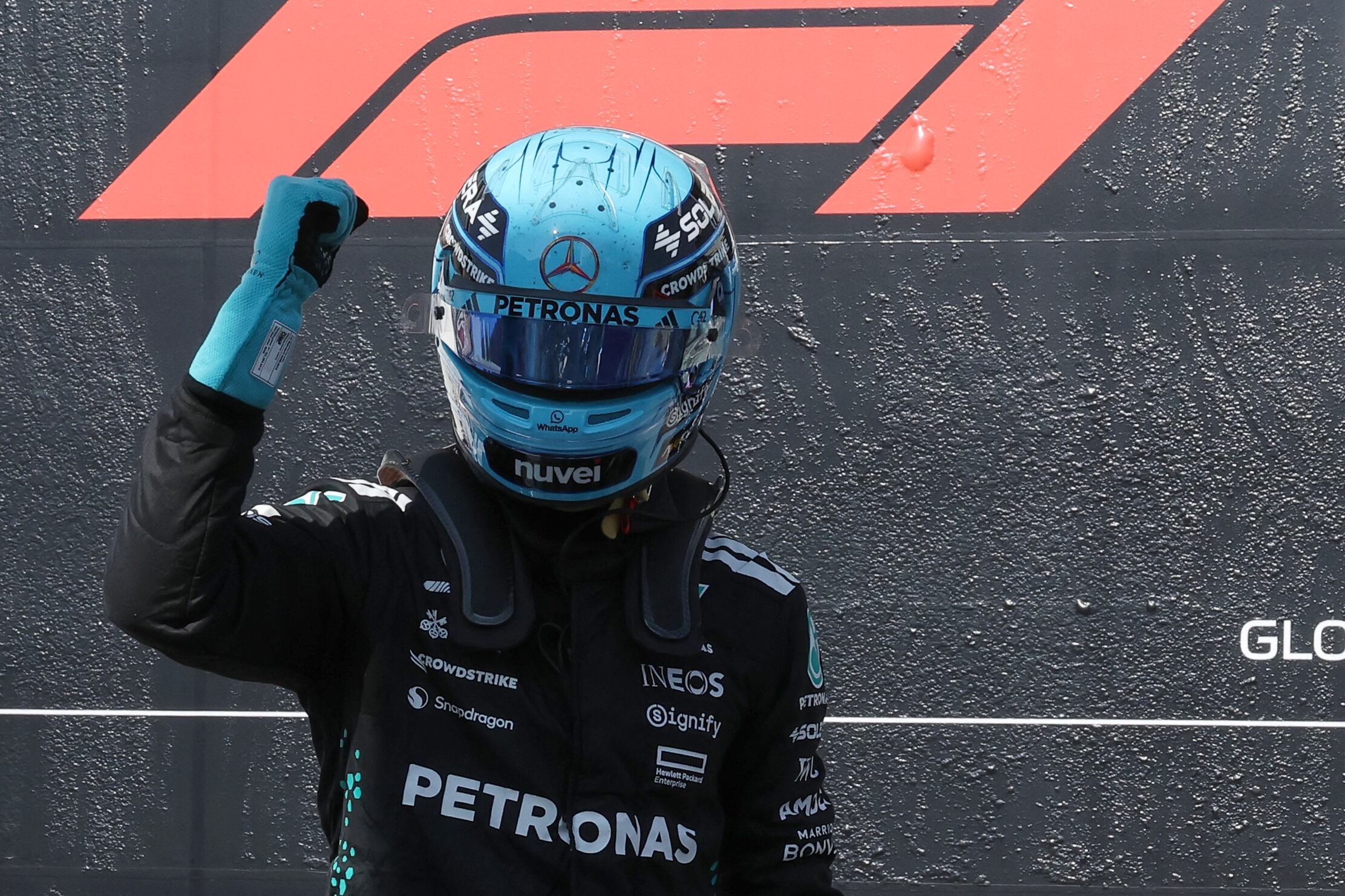 El piloto británico de Mercedes, George Russell, celebra tras ganar la pole position durante la sesión de clasificación para el Gran Premio de Fórmula 1 de Canadá 2025.