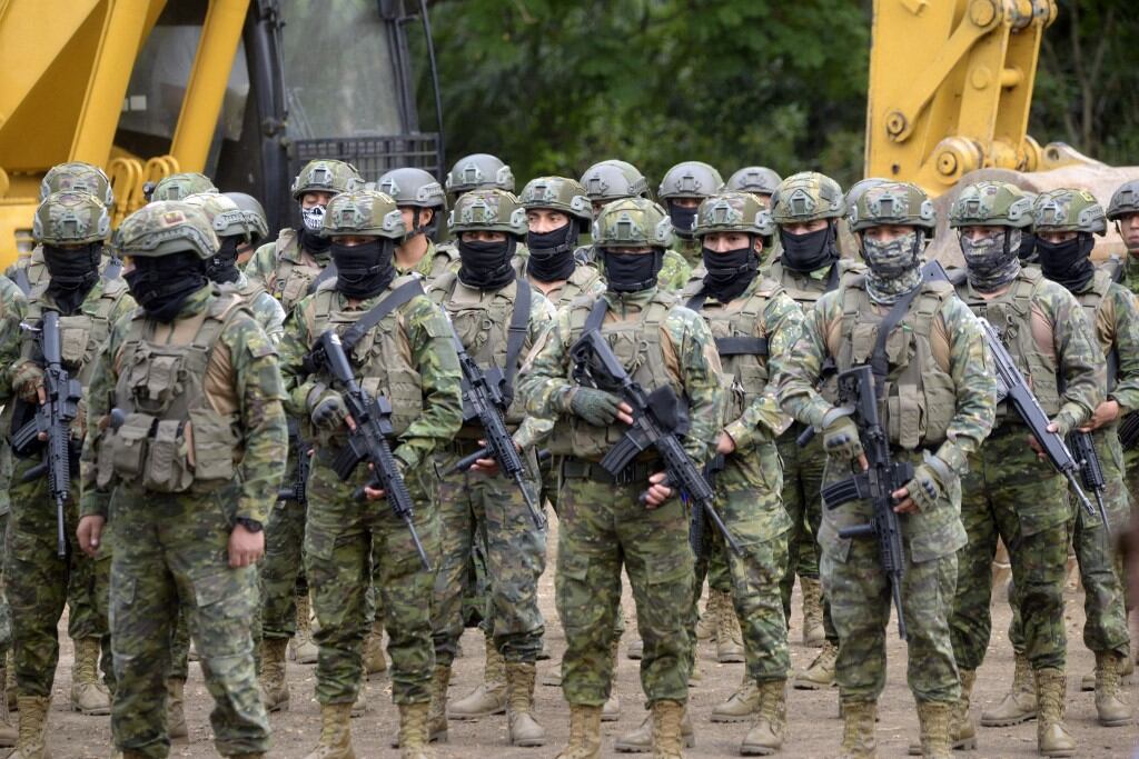 Soldados asisten a la inauguración de la construcción de una prisión de máxima seguridad para 800 presos en la ciudad costera de Santa Elena, Ecuador, el 21 de junio de 2024. (Foto de Gerardo MENOSCAL / AFP)