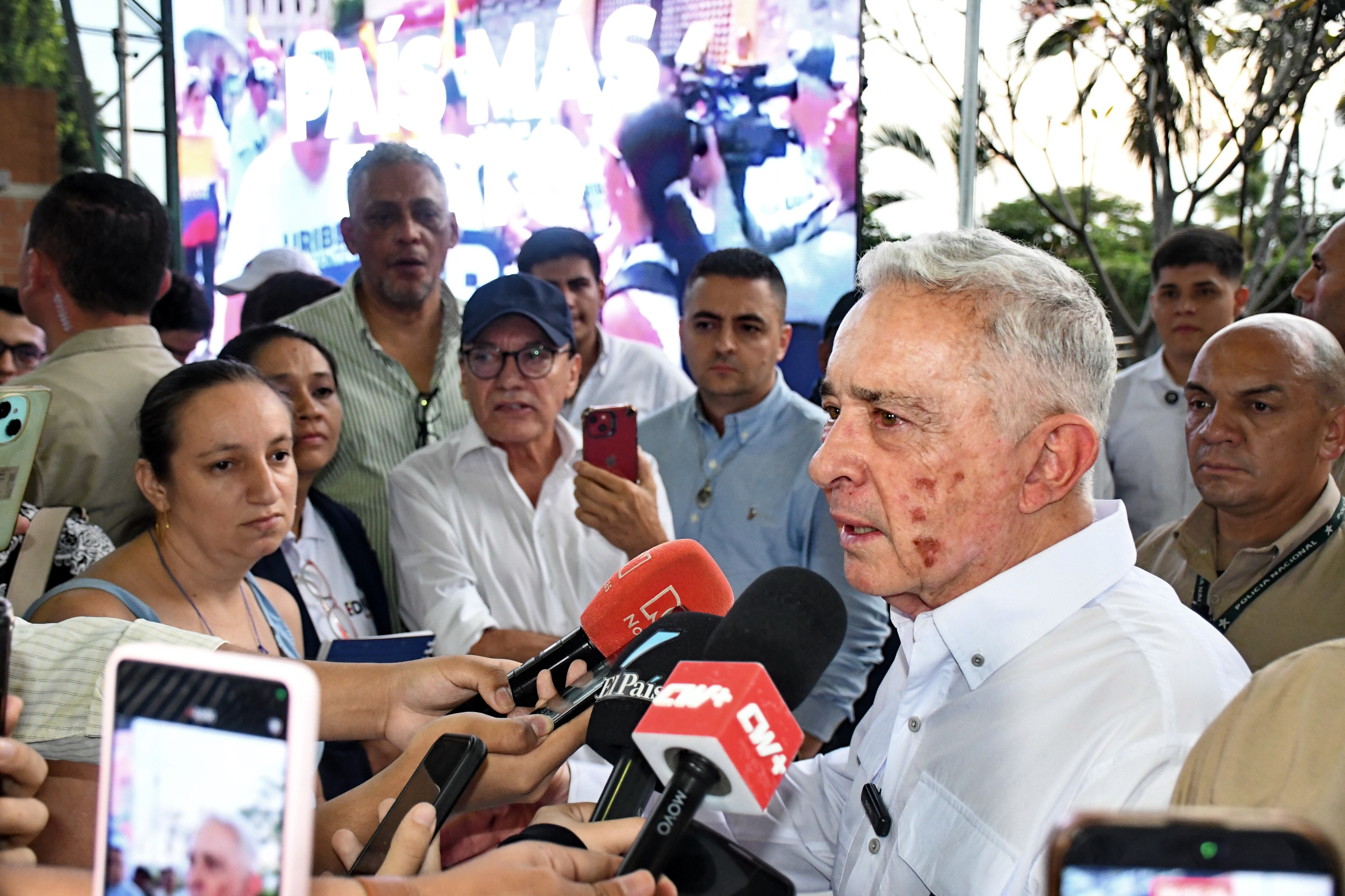 Cali: Álvaro Uribe, en campaña con candidatos al Congreso de la República 2026. Foto José L Guzmán