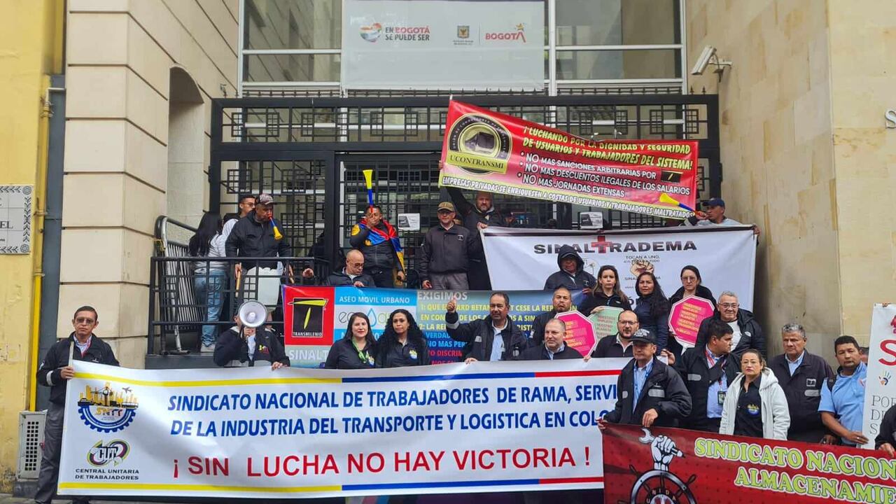 Sindicatos de trabajadores de TransMilenio hicieron un plantón en la Alcaldía de Bogotá.