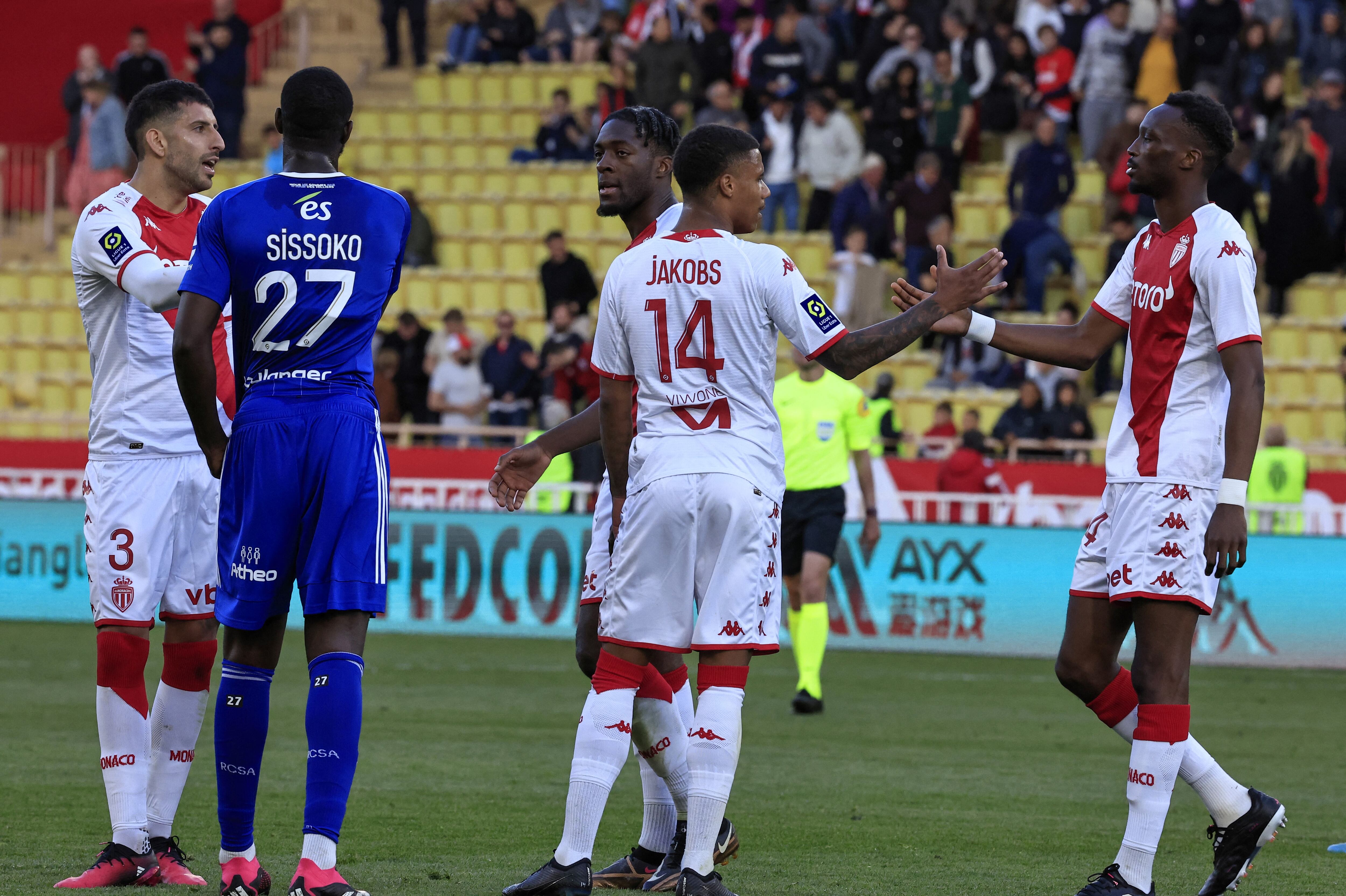 Players congratulate each other at the end of the French L1 football match between AS Monaco and RC Strasbourg Alsace at the Louis II Stadium (Stade Louis II) in the Principality of Monaco on April 2, 2023. (Photo by Valery HACHE / AFP)