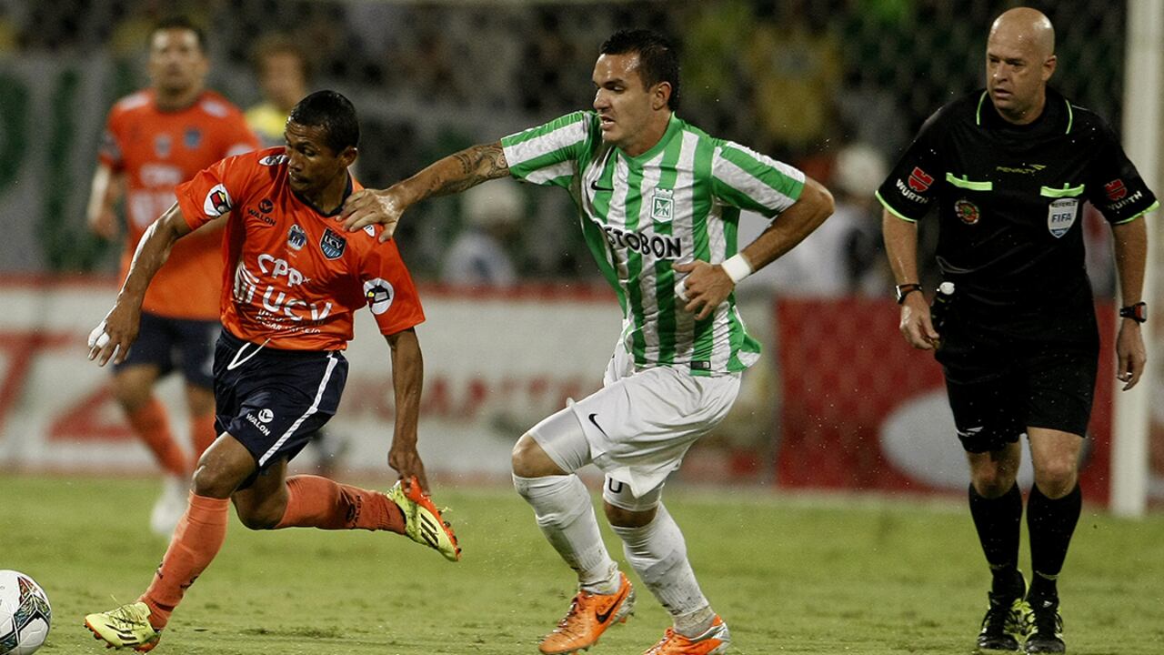 El jugador del Atlético Nacional Alejandro Bernal (d) disputa el balón con el jugador de Cesar Vallejo William Chiroque (i).