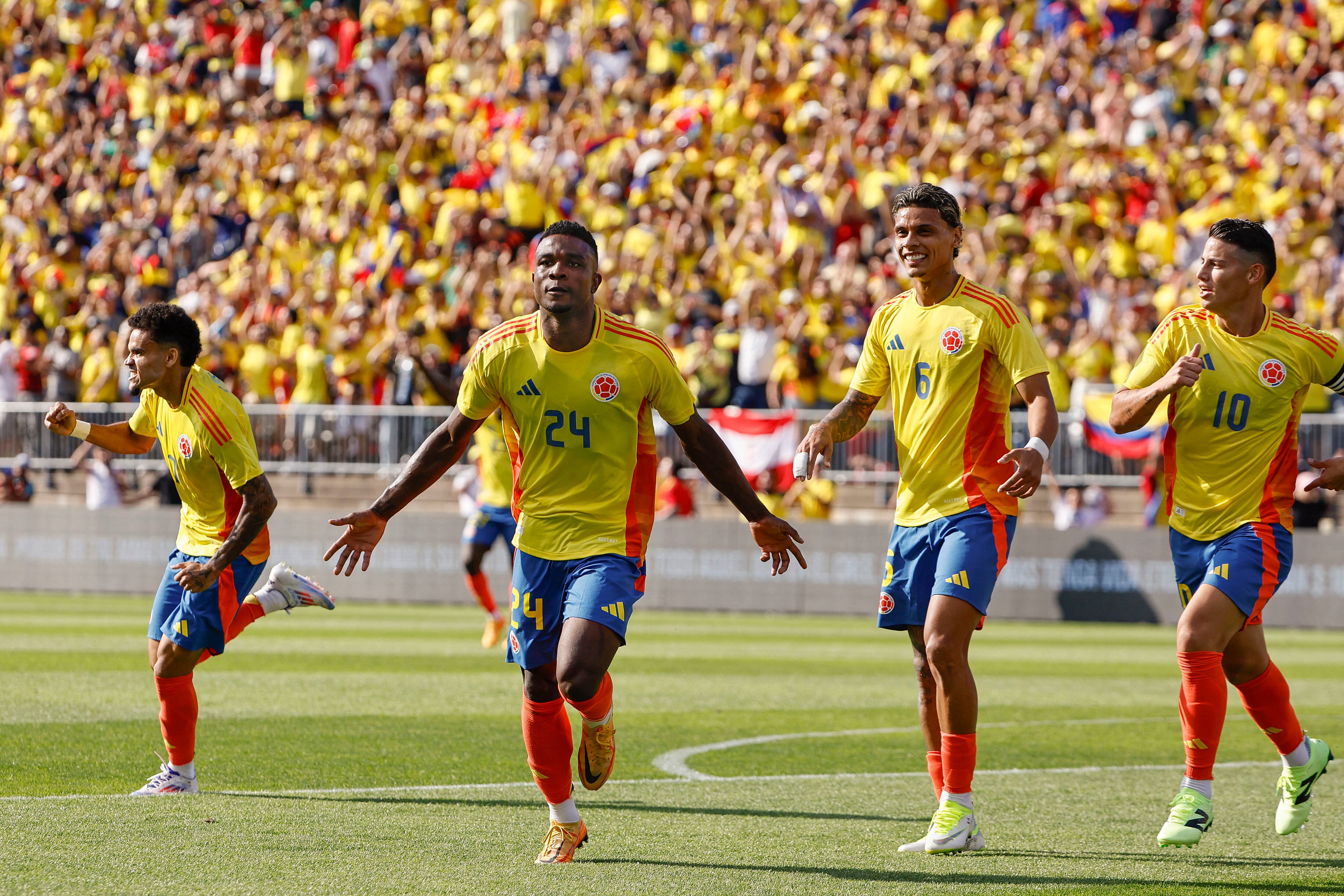 Jhon Córdoba celebrando su gol con la Selección Colombia.