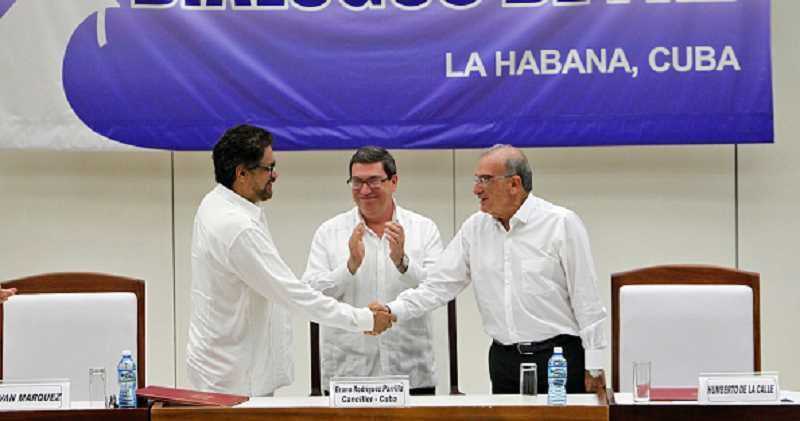 Bruno Rodríguez , ministro de Relaciones Exteriores de Cuba con Luciano Marín , segundo jefe de las FARC y Humberto de la Calle, jefe de la delegación de paz del gobierno colombiano durante la firma del acuerdo final de paz para Colombia después de 52 años de guerra , el 24 de agosto de 2016 La Habana , Cuba. (Foto por Ernesto Mastrascusa / Getty Images )
