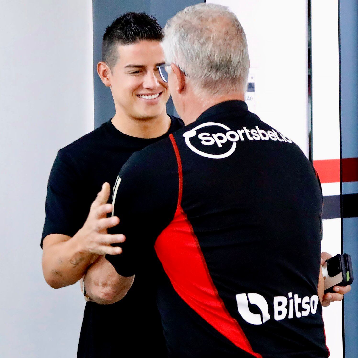 James saludando al técnico del equipo: Dorival Júnior