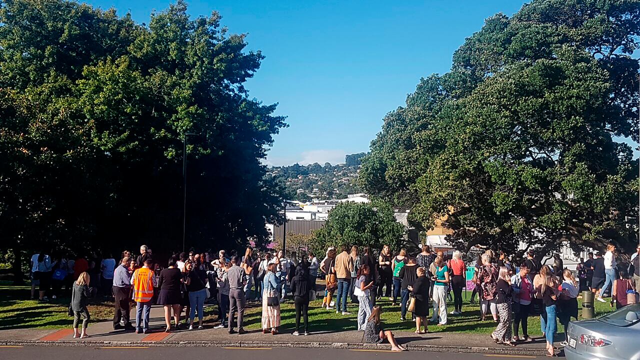 Personas se reúnen en terreno elevado después de que se emitió una alerta de tsunami el viernes 5 de marzo de 2021, en Whangarei, Nueva Zelanda. (Mike Dinsdale/New Zealand Herald via AP)