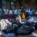 En esta fotografía del viernes 5 de mayo de 2023 se ve a la migrante venezolana Génesis Rodríguez maquillándose después de despertar en un campamento instalado frente a la iglesia del Sagrado Corazón, en el centro de El Paso, Texas. En un momento en que reina la confusión en esta ciudad fronteriza, uno de los puntos de cruce ilegal más concurridos para los migrantes que huyen de la pobreza y los conflictos, varios líderes religiosos se esfuerzan por brindar refugio, asesoramiento legal y oraciones. (AP Foto AP/Andrés Leighton)