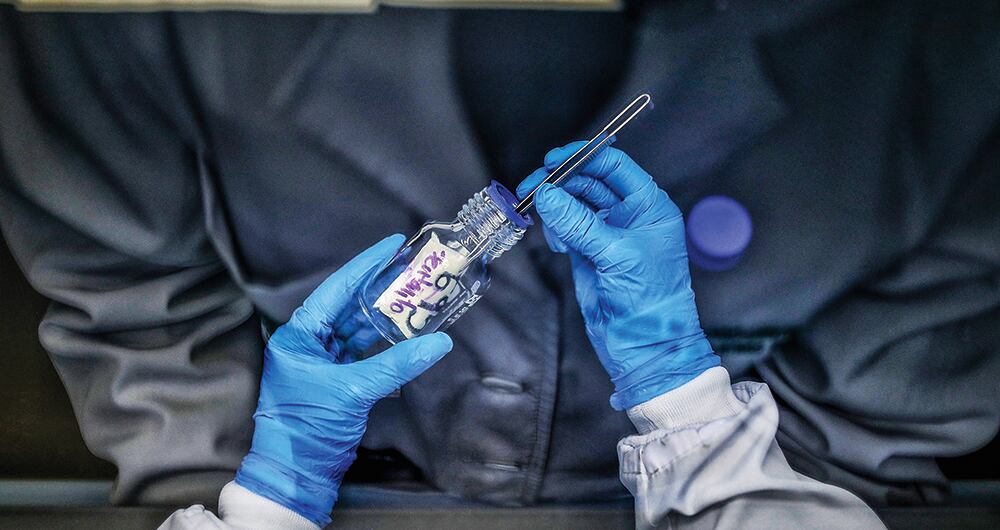   La dosis letal del fentanilo es de 1,2 miligramos, la cantidad de polvo que se ve en el recipiente. Mientras que la de la cocaína es de 1 gramo, en promedio. 