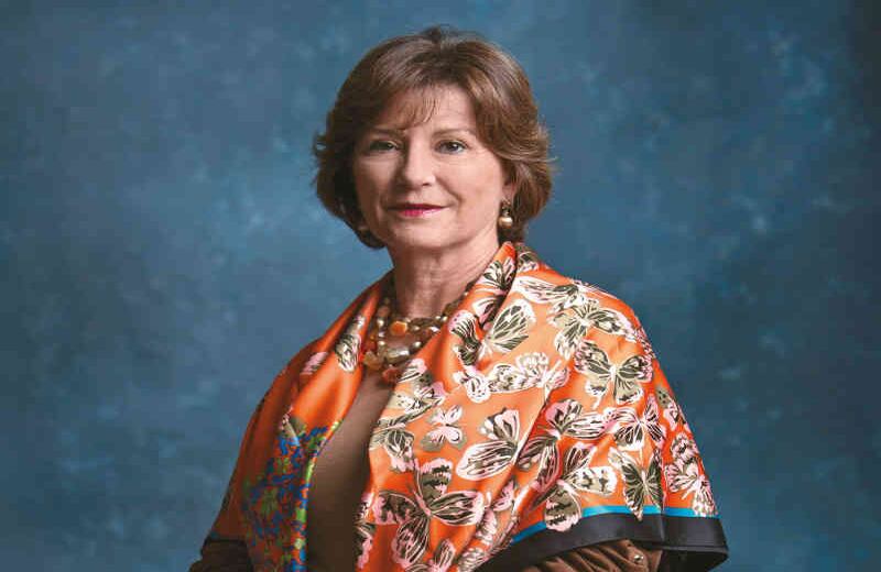 Claudia Triana. Uno de los senadores del Centro Democrático que más ha sobresalido en los últimos dos años en el Congreso y en escenarios políticos y académicos es el abogado bogotano Iván Duque Márquez. Con el paso de los meses se ha convertido en uno de los principales contradictores del gobierno en los temas económicos, que son su fuerte, donde se ha lucido por la claridad y contundencia de sus argumentos.  Tanto aliados como adversarios destacan la seriedad con que aborda diversos temas, desde la venta de Isagén, los costos de Reficar, los problemas minero-energéticos hasta los acuerdos de La Habana donde defendió su posición y la del Centro Democrático en favor del voto por el No. Al contrario de otras figuras políticas, no genera resistencia porque es un hombre de ideas progresistas, que escucha a la contraparte y acoge sus posturas si las considera convenientes para el país. “La oposición debe venir acompañada de la proposición”, dice Duque, orgulloso de ejercer la política que siempre ha soñado, es decir, sin llevarla al plano personal y sin dogmatismos. Carecer de ellos es una de sus grandes cualidades como líder. Que se oponga al gobierno en la negociación con las Farc no significa que haya cerrado la puerta al diálogo. Al contrario, hace parte del trío de delegados del Centro Democrático para hablar con el gobierno sobre los cambios al acuerdo con las Farc, consciente de que solo mediante el diálogo será posible alcanzar la paz. Ejemplos como el de Duque muestran que ejercer la oposición puede significar contribuir al crecimiento y fortalecimiento de la sociedad. 