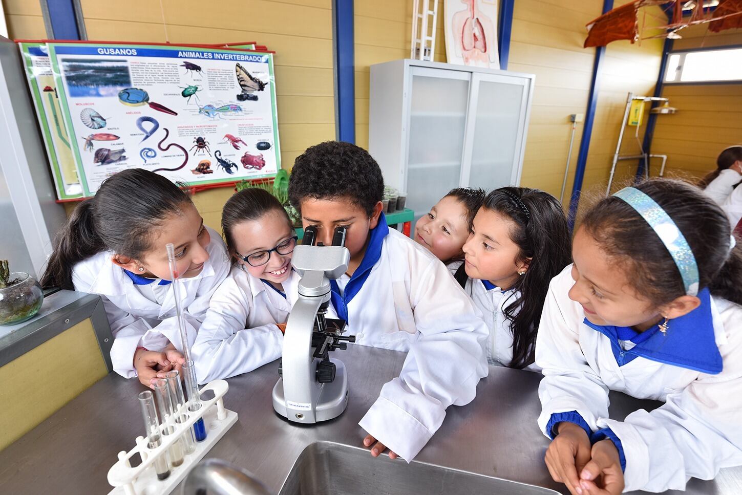 Los Centros Interactivos CILAB hacen parte del Programa Jornada Escolar Complementaria, beneficiando a instituciones educativas del sector público.