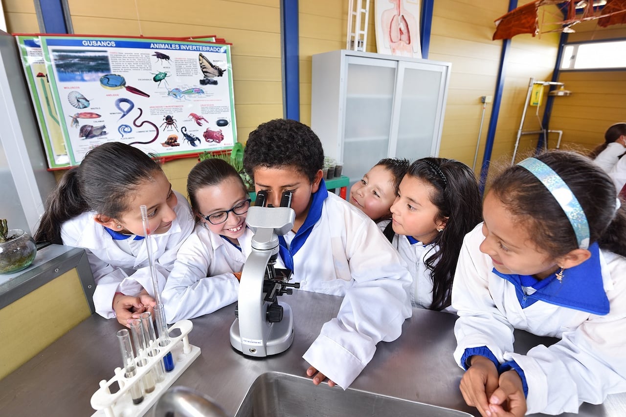 Los Centros Interactivos CILAB hacen parte del Programa Jornada Escolar Complementaria, beneficiando a instituciones educativas del sector público.