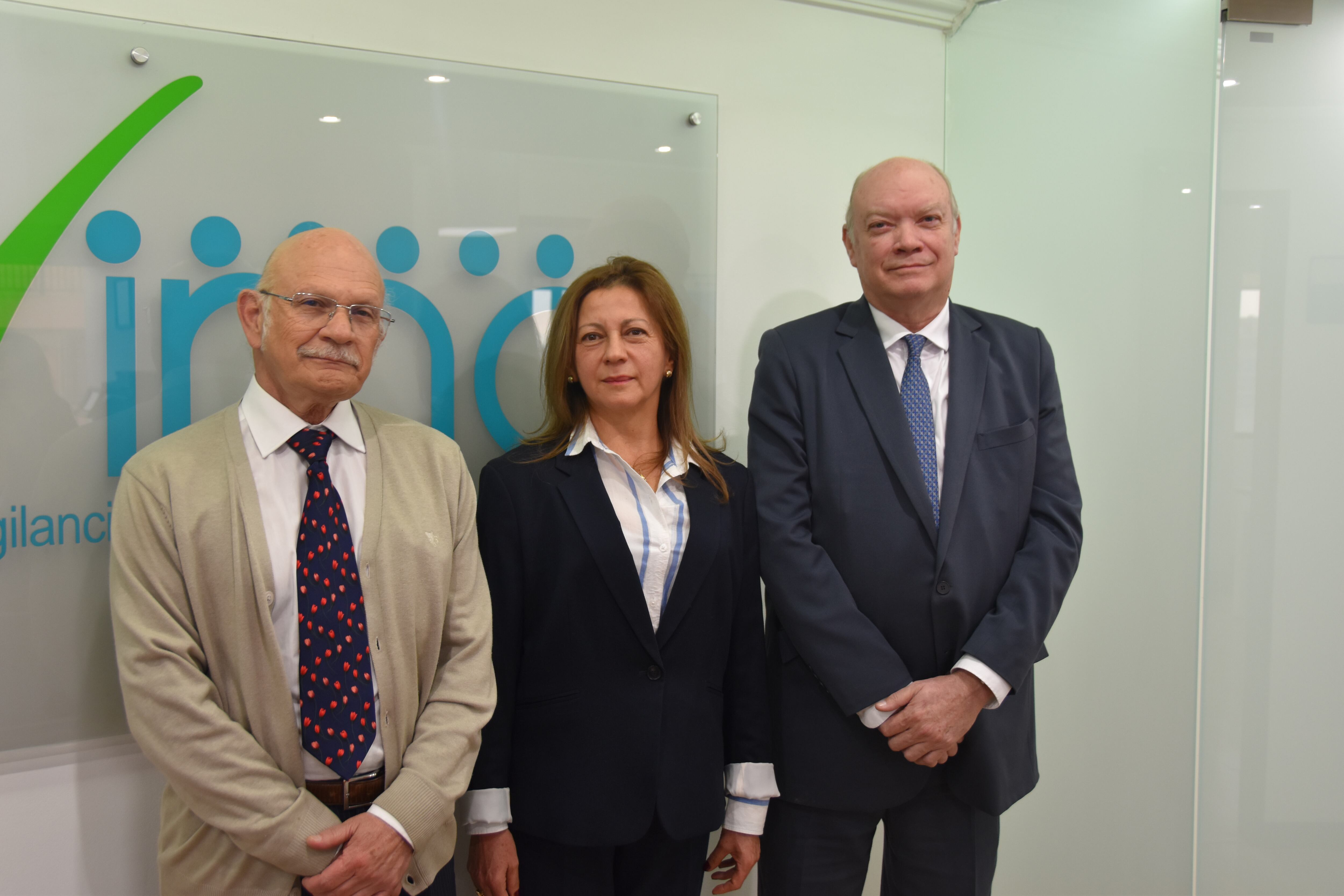 Director General del Invima, Francisco Rossi, Mariela Pardo Corredor, Secretaria general del Invima y el ministro de Comercio Exterior y la Inversión Extranjera de Cuba, Rodrigo Marmierca.