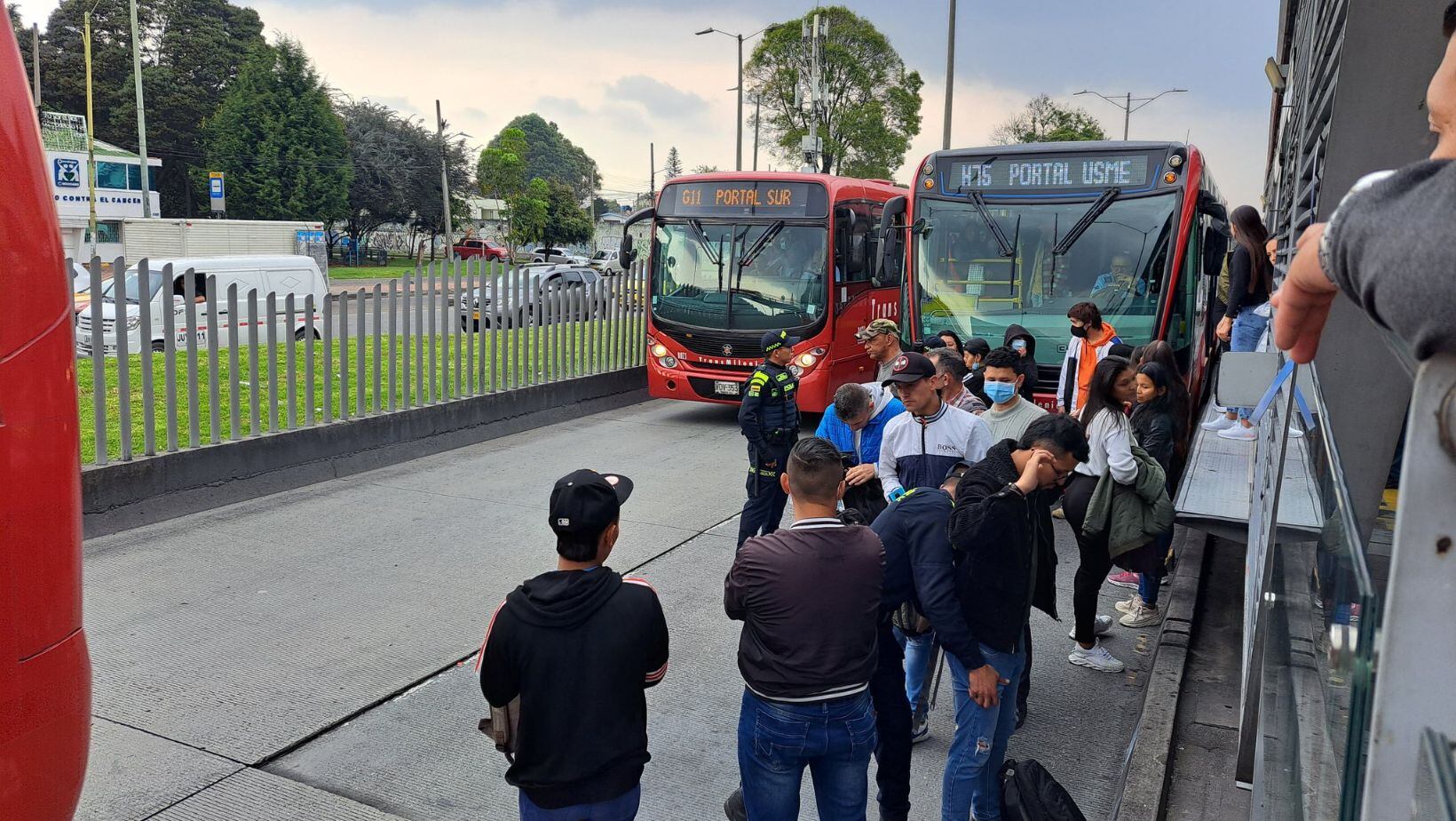 Bajan de un artículado a pasajeros y los requisan uno por uno por robo en TransMilenio