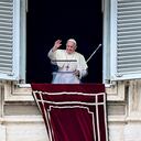 El Papa Francisco saluda a los fieles que se congregaron en la Plaza de San Pedro.