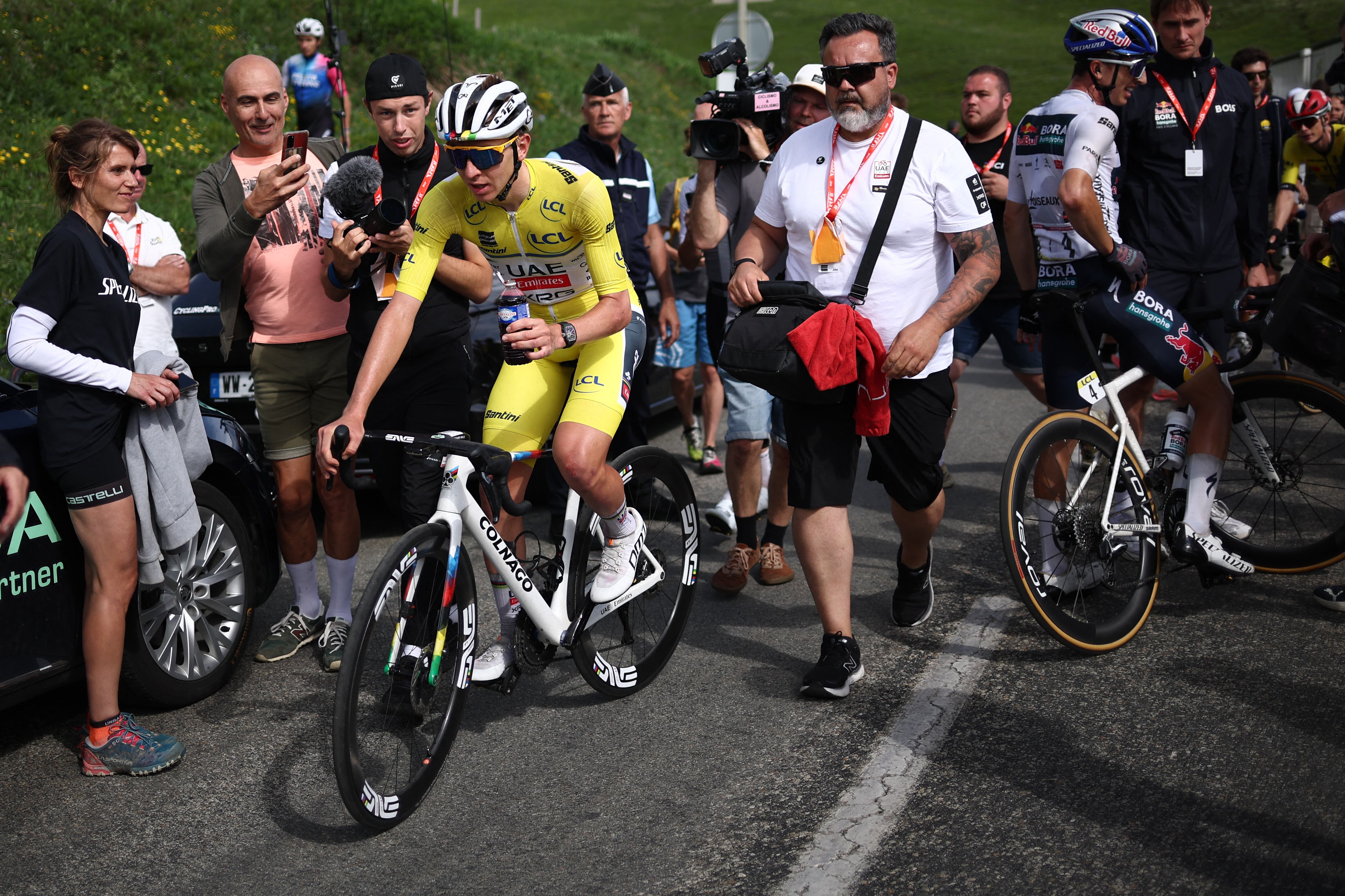 El ciclista esloveno Tadej Pogacar (centro izq.), del UAE Team Emirates XRG, que luce el maillot amarillo de líder de la general, reacciona al final de la 77ª edición del Criterium du Dauphine.