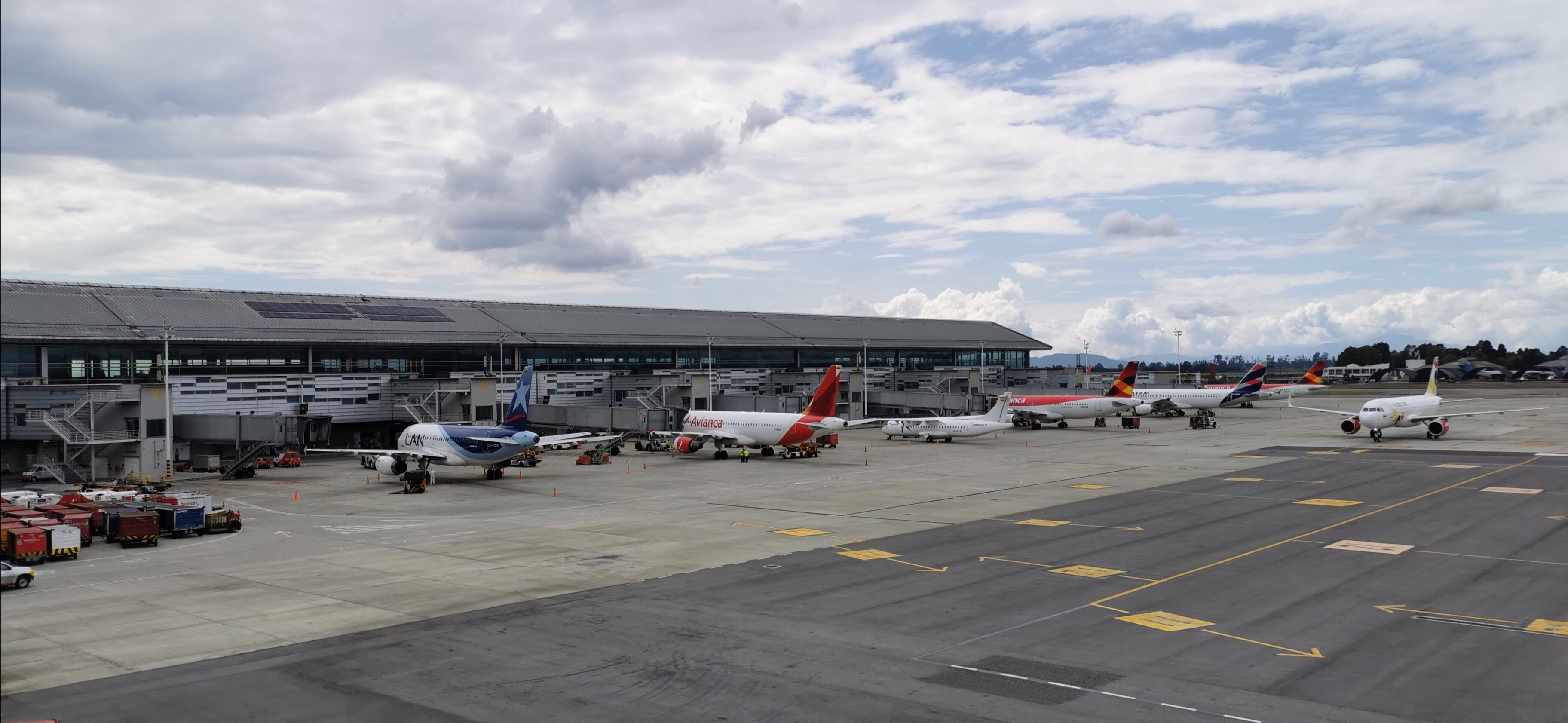 El aeropuerto El Dorado ha instalado más de 10.000 paneles solares en la cubierta de la terminal aérea.