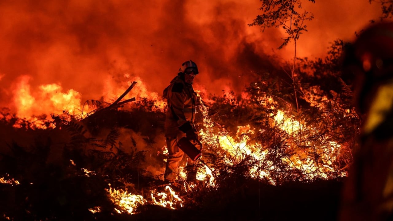 El incendio deja a su paso vehículos y casas destruidos, mientras personal de emergencia sigue trabajando para evacuar a residentes.