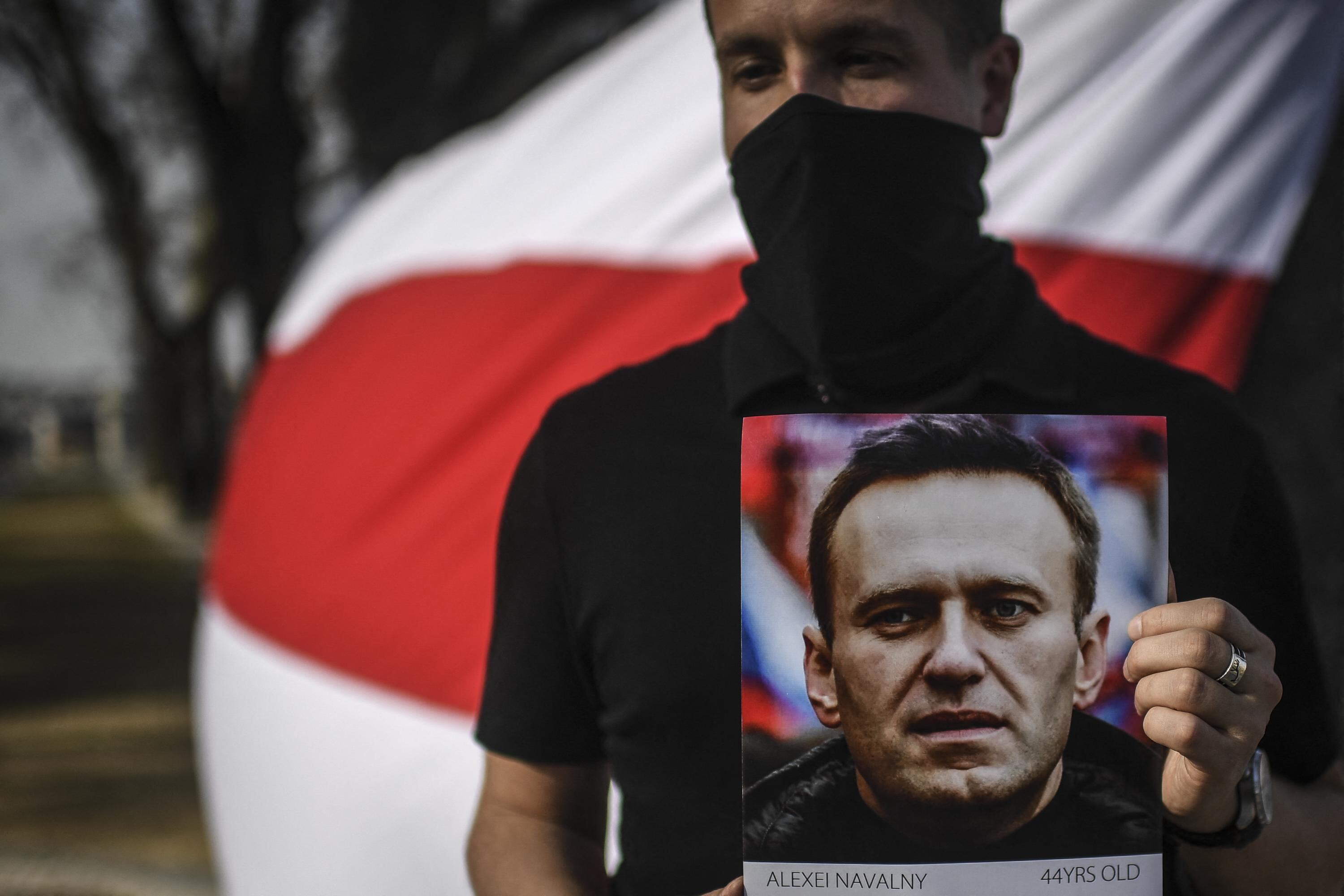 Seguidores de Navalni advierten que al político se le ha privado hasta de acceso a médicos pese a su grave situación de salud. 