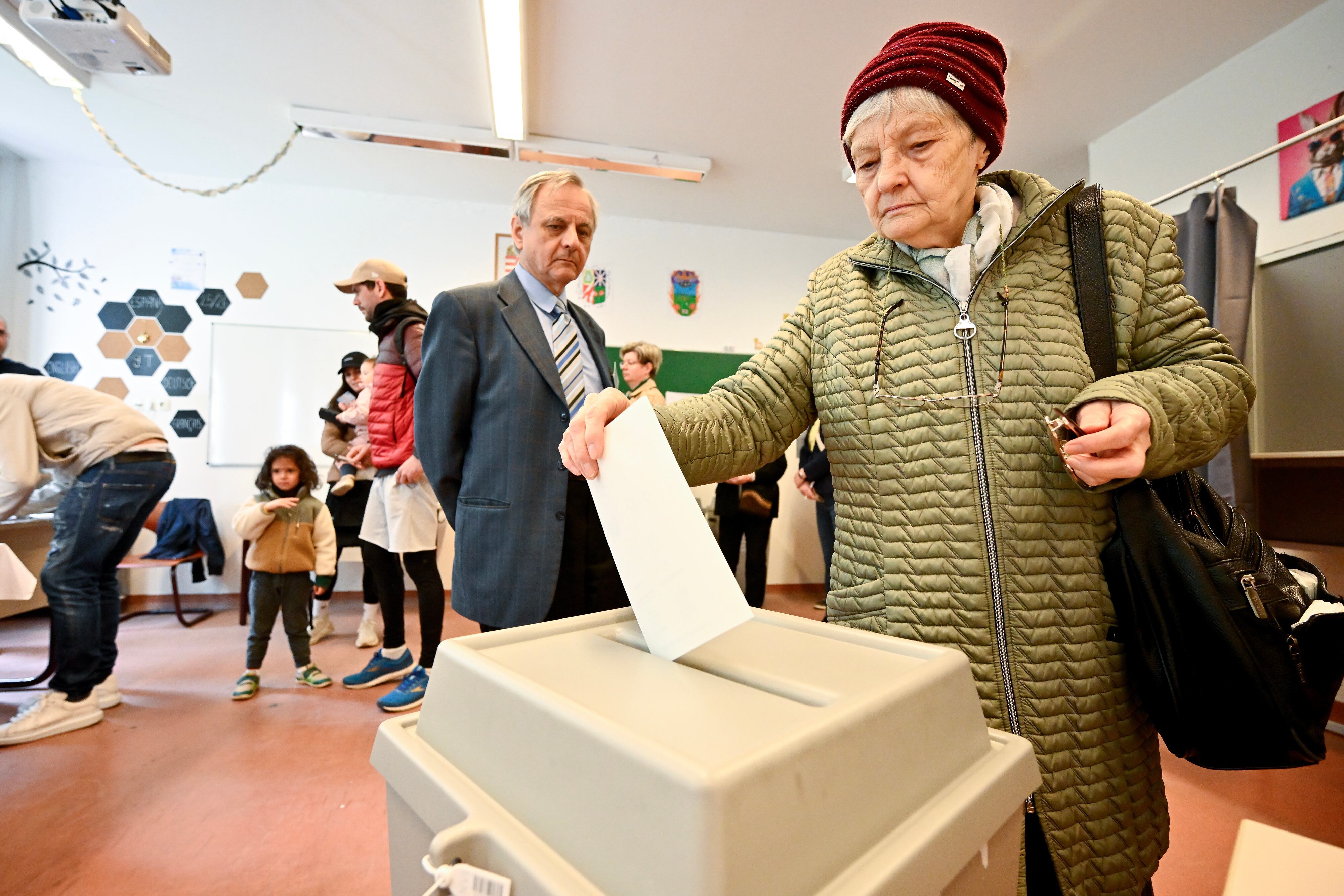 Una mujer deja su boleta en la urna en un centro de votación durante las elecciones parlamentarias de Hungría.