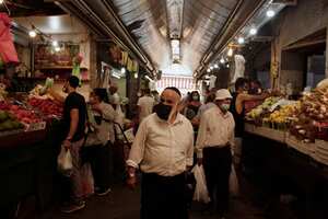 La gente compra en el mercado de Machane Yehuda en Jerusalén, el viernes 18 de septiembre de 2020, horas antes de un cierre nacional de tres semanas para frenar la propagación del coronavirus. (AP Photo/Maya Alleruzzo)
