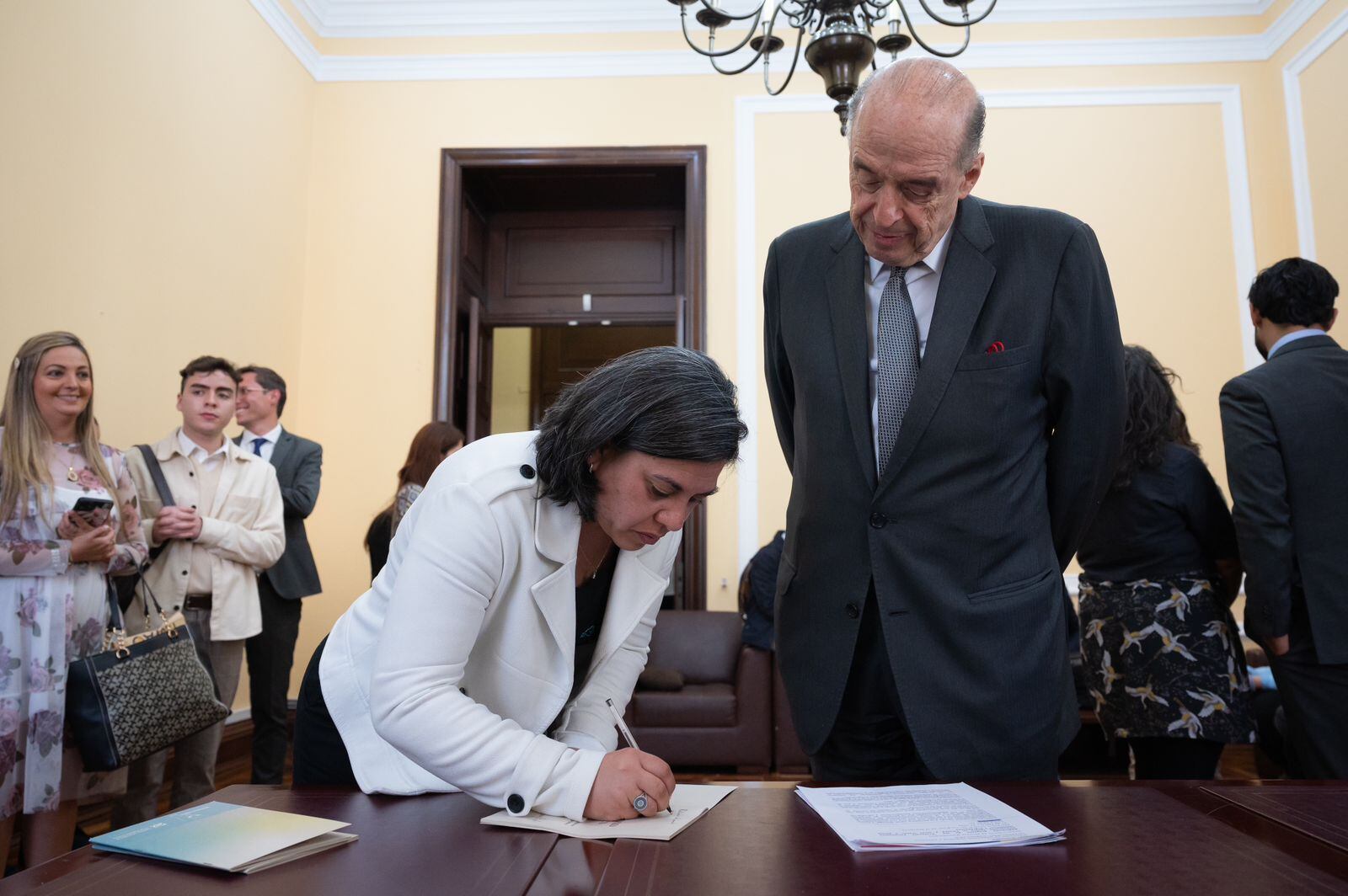 Álvaro Leyva presentó protocolo contra la tortura.