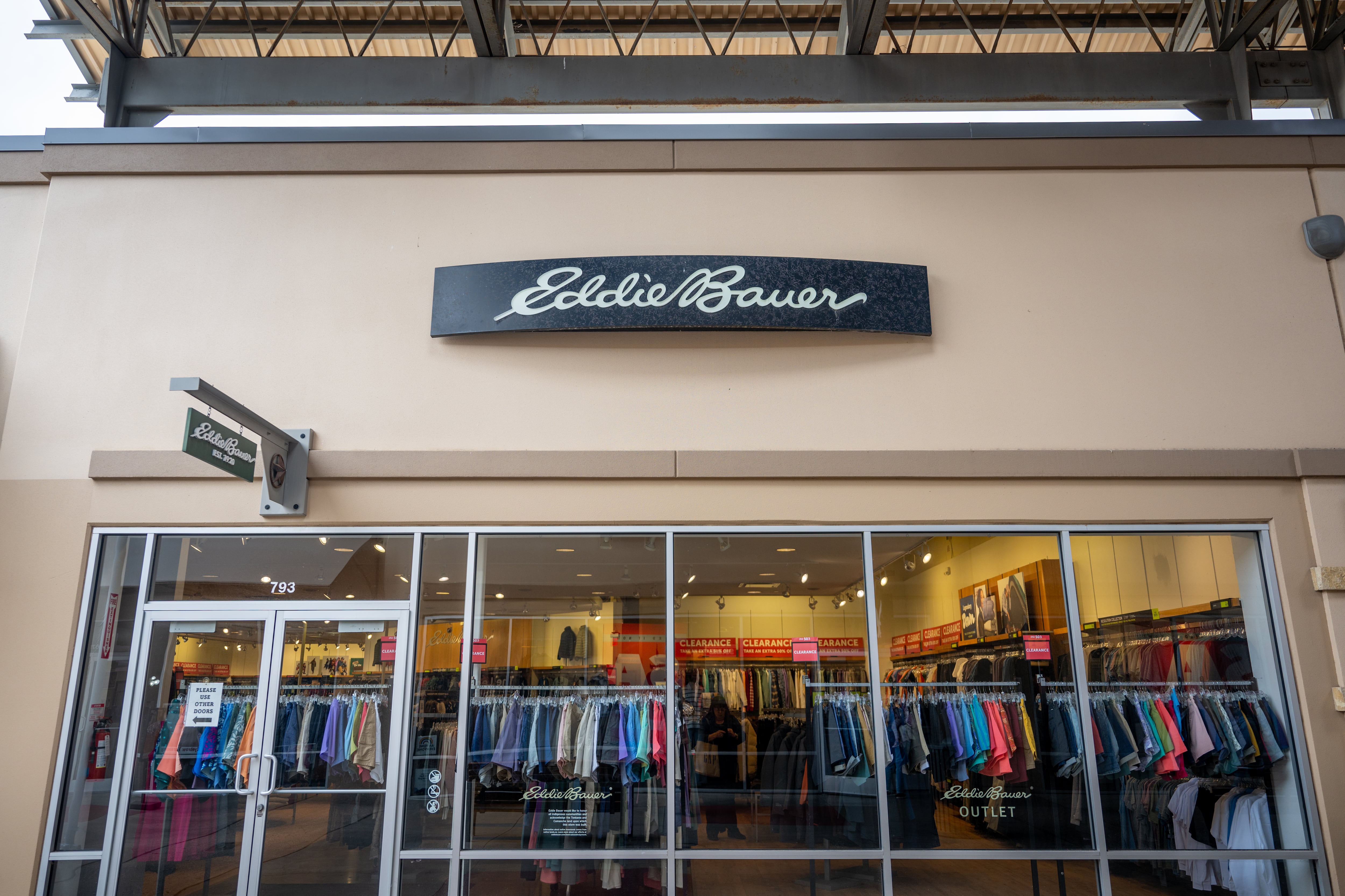 Quiebra de operador de la marca Eddie Bauer