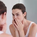 No tratar los puntos negros y espinillas de la forma correcta puede agravar las heridas.