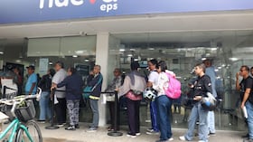 Largas filas en la sede de la Nueva EPS de Pasarela, al norte de Cali.