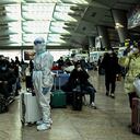 Se ve a un pasajero con equipo de protección en una estación de tren en Beijing el 28 de diciembre de 2022. (Foto de Noel CELIS / AFP)