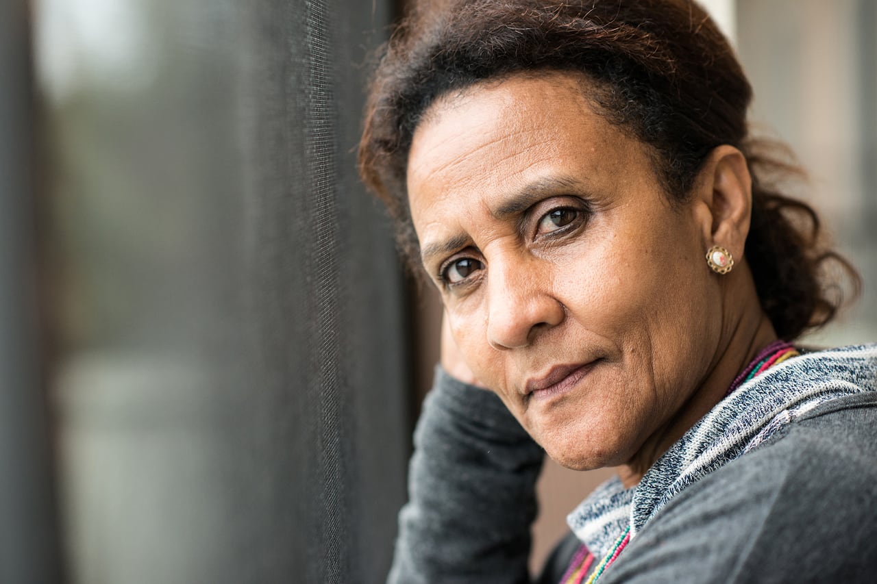 Mujer madura pensativa mirando a la cámara