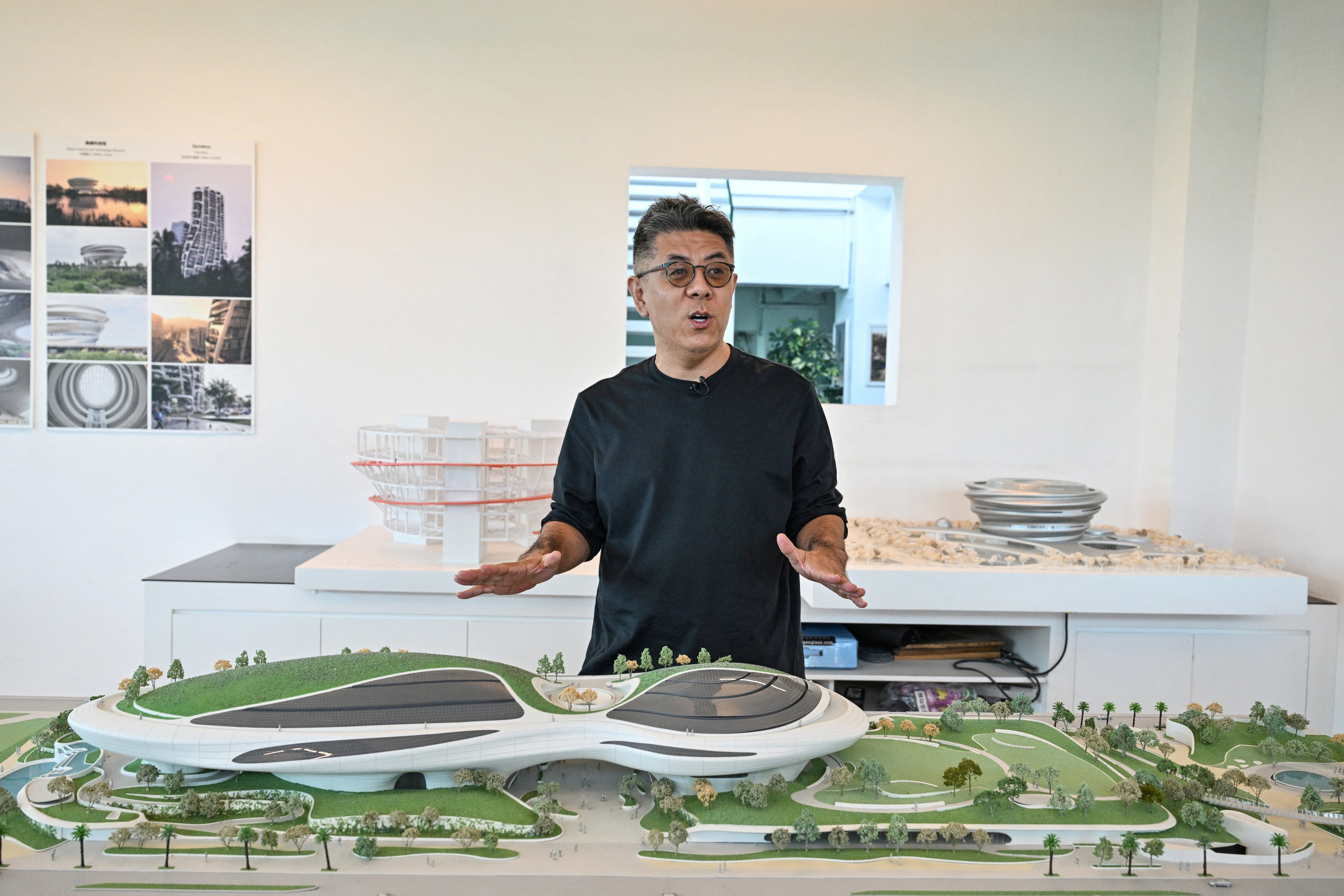 El arquitecto chino y fundador de MAD Architects, Ma Yansong, habla junto a una maqueta del Museo Lucas de Arte Narrativo de Los Ángeles —que abrirá sus puertas el 22 de septiembre— durante una entrevista en Pekín
Foto: Adek BERRY / AFP