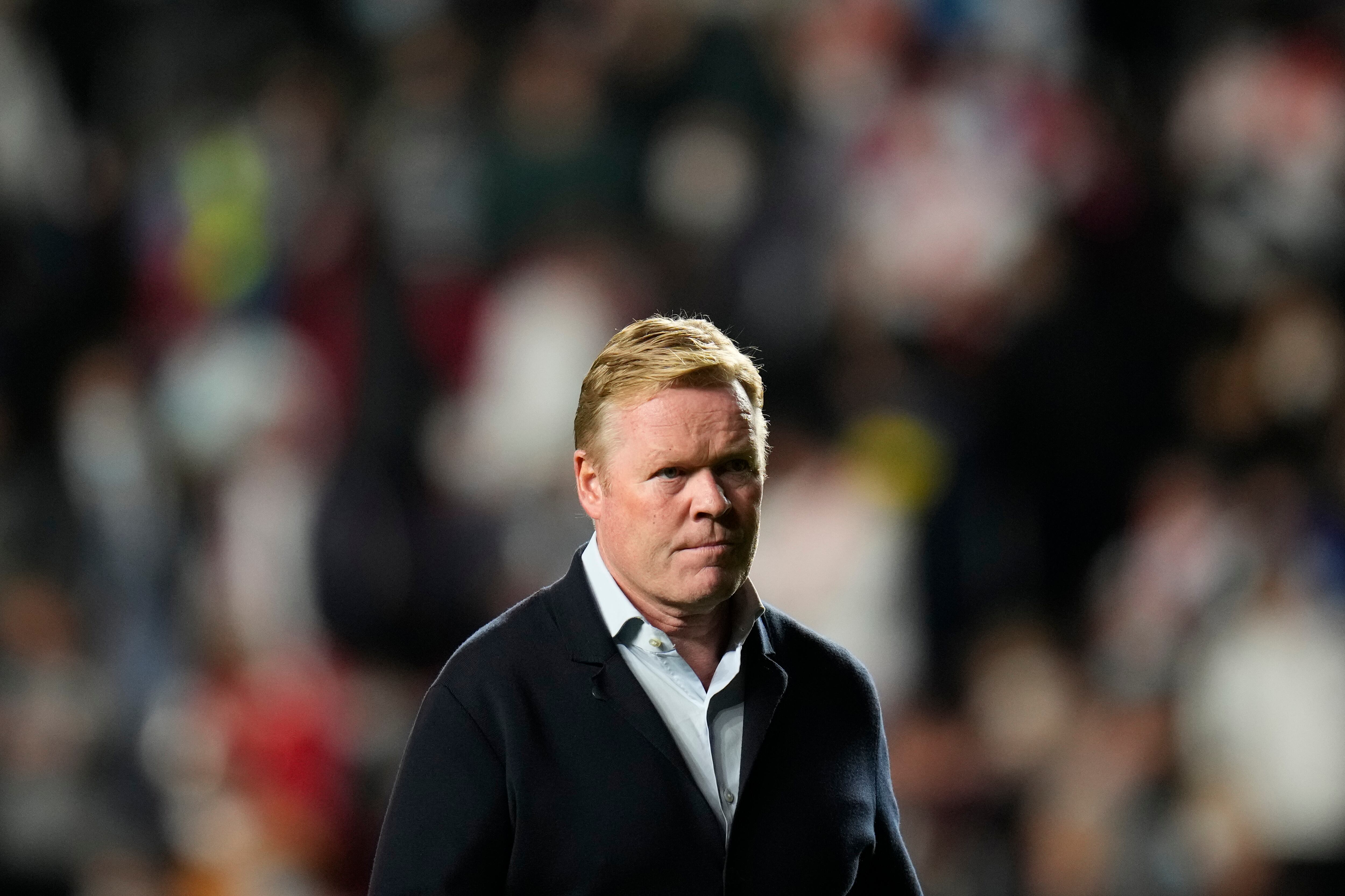 Ronald Koeman, técnico holandés del Barcelona, se dirige al túnel en el descanso del partido de La Liga ante Rayo Vallecano, el miércoles 27 de octubre de 2021, en Madrid (AP Foto/Manu Fernández)