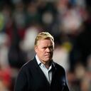 Ronald Koeman, técnico holandés del Barcelona, se dirige al túnel en el descanso del partido de La Liga ante Rayo Vallecano, el miércoles 27 de octubre de 2021, en Madrid (AP Foto/Manu Fernández)
