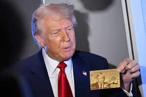 Donald Trump presenta la tarjeta dorada