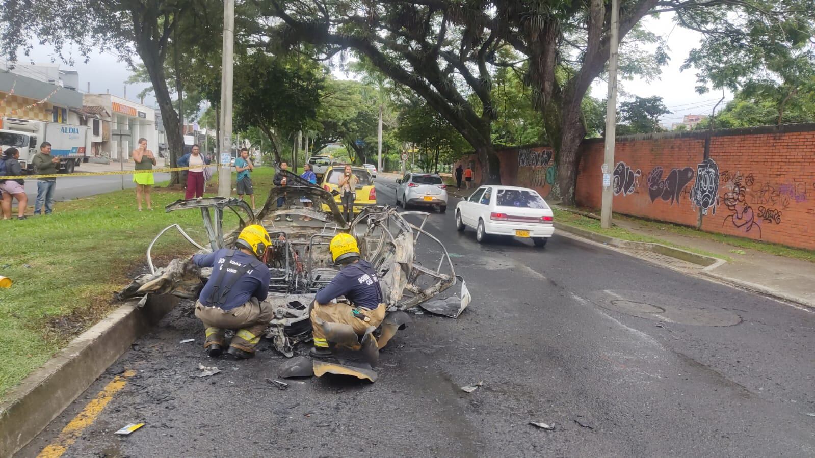 Taxi explotó en una vía de Cali.