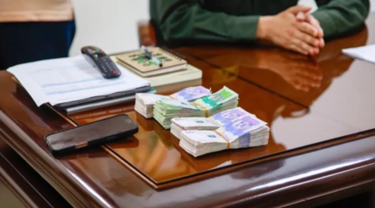 Dinero devuelto por un hombre en Montería.