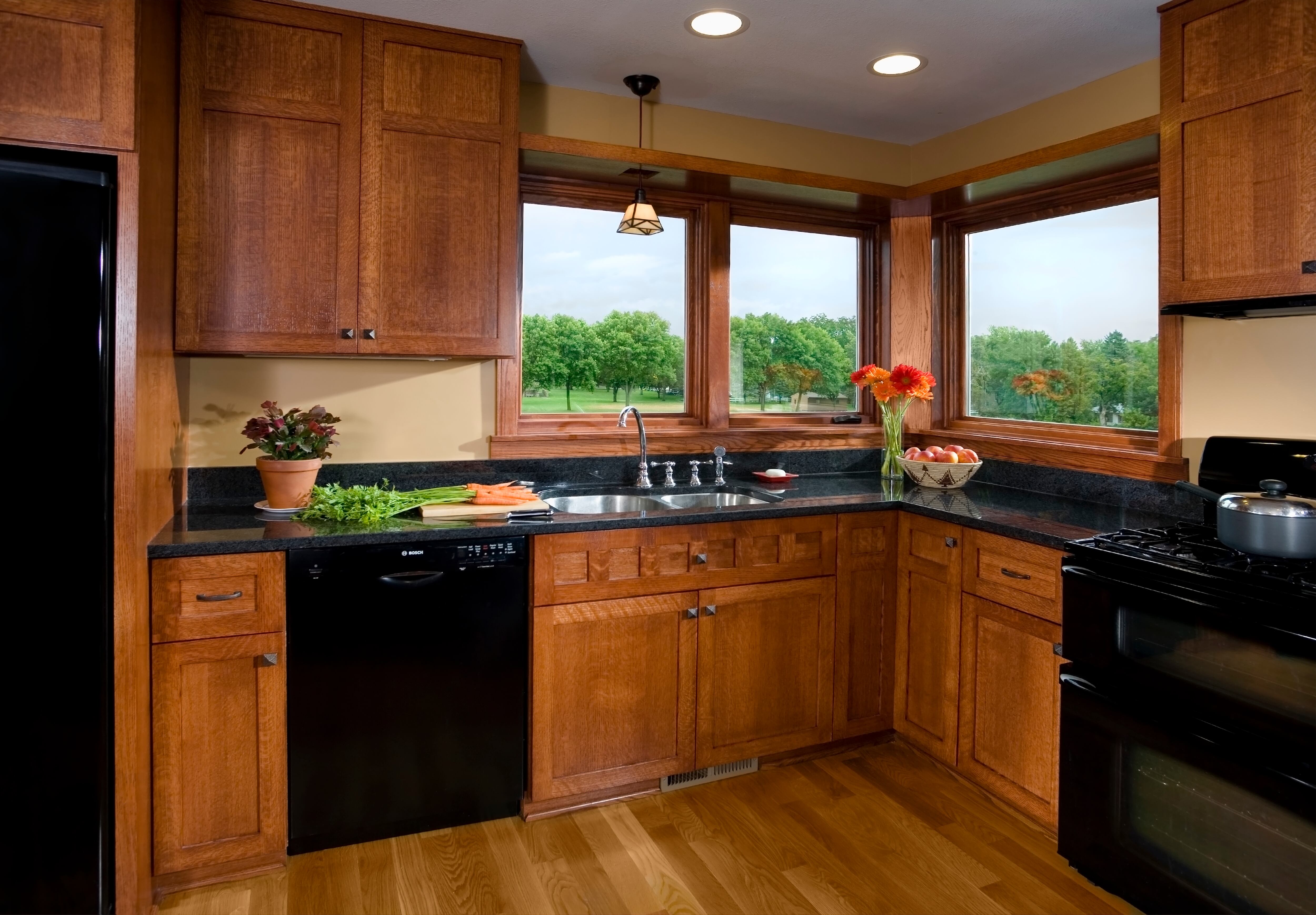 Organice los elementos de su cocina hacia las paredes dejando despejado el centro