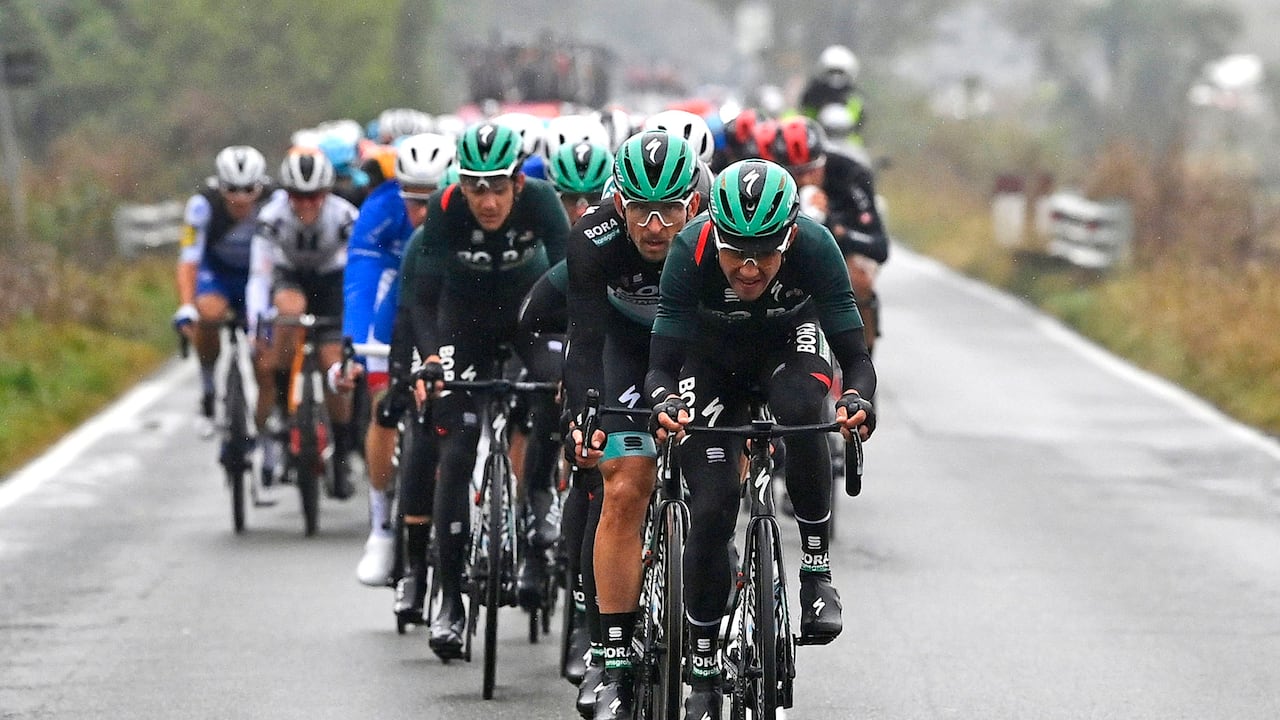 Los ciclistas compiten durante la 19a etapa de la carrera ciclista del Giro de Italia, desde Morbegno a Asti, Italia, el viernes 23 de octubre de 2020. Foto: Fabio Ferrari / LaPresse vía AP