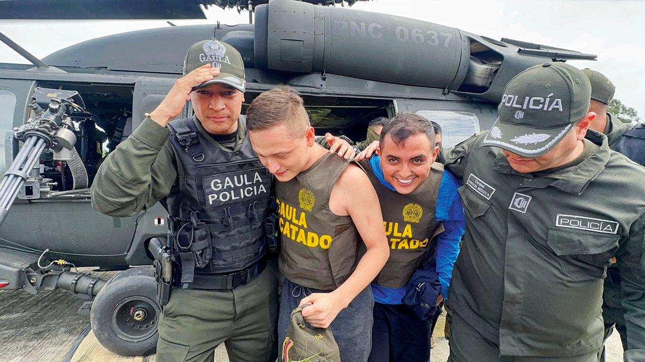 El coronel Édgar Andrés Correa, director del Gaula de la Policía Nacional, coordinó la operación y recibió a los rescatados. 