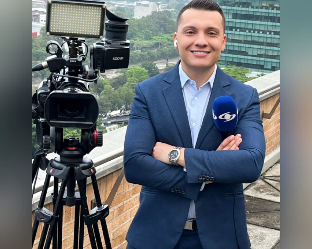 Sebastián Palacios es un reconocido periodista colombiano, el cual ha cubierto una gran gama de temas, desde política hasta temas sociales.