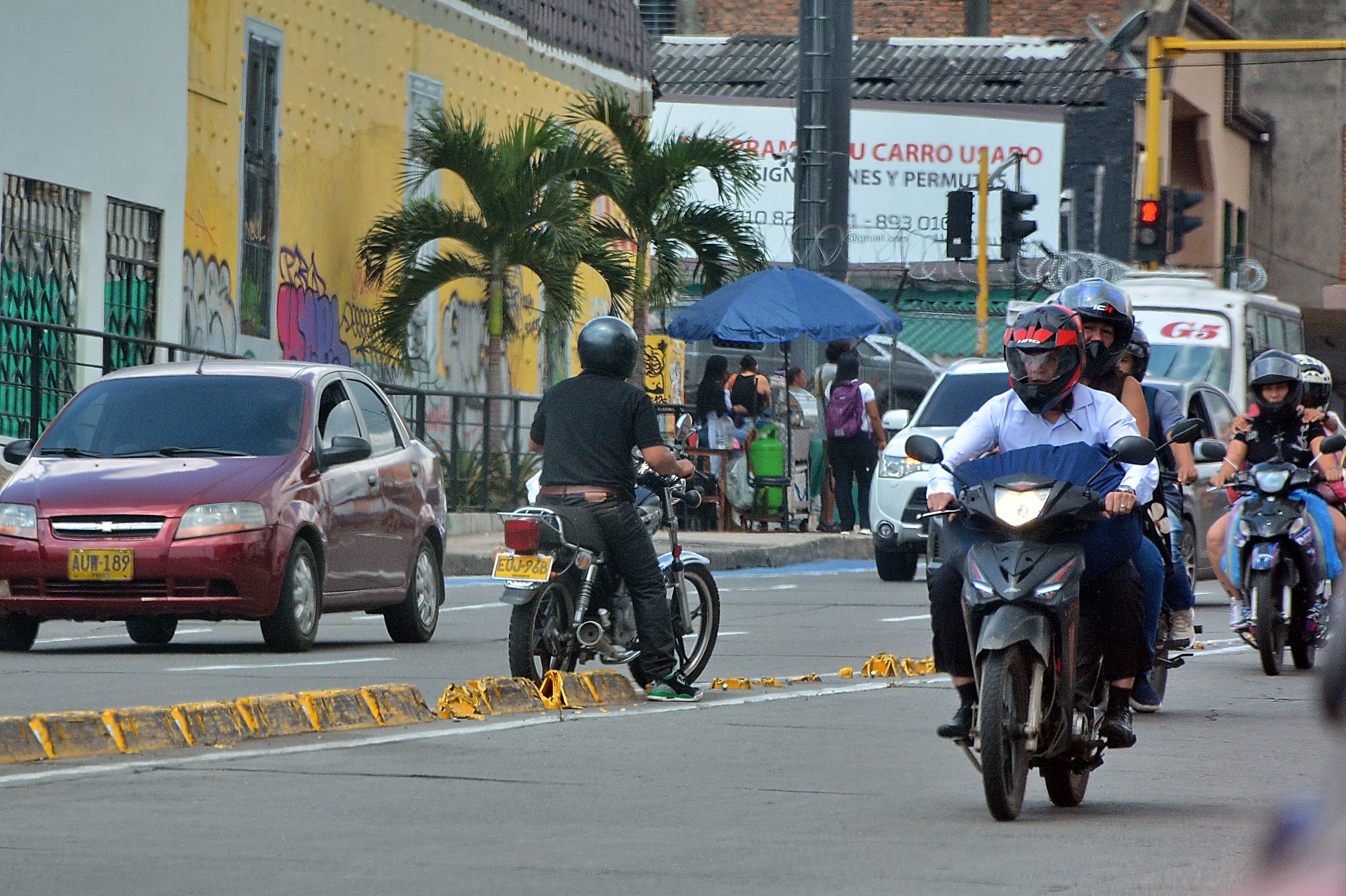 Este motociclista es el mayor de los imprudentes. Se atrevió a conducir su moto de placa EOJ-96B por la calle quinta, en sentido contrario. Antes del desvío para tomar el puente para coger la carrera 10. Motos y carros le pintaban, en protesta, por la falta de cultura, imprudencia y por colocar a otros vehículos en riesgo de colisionar con él.